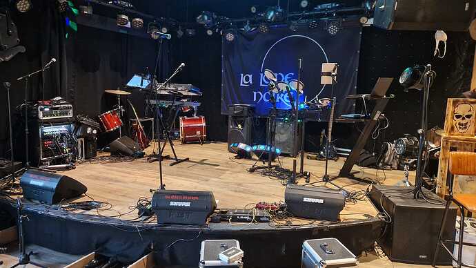 La-Lune-Noire-Gig-Performer-laptop